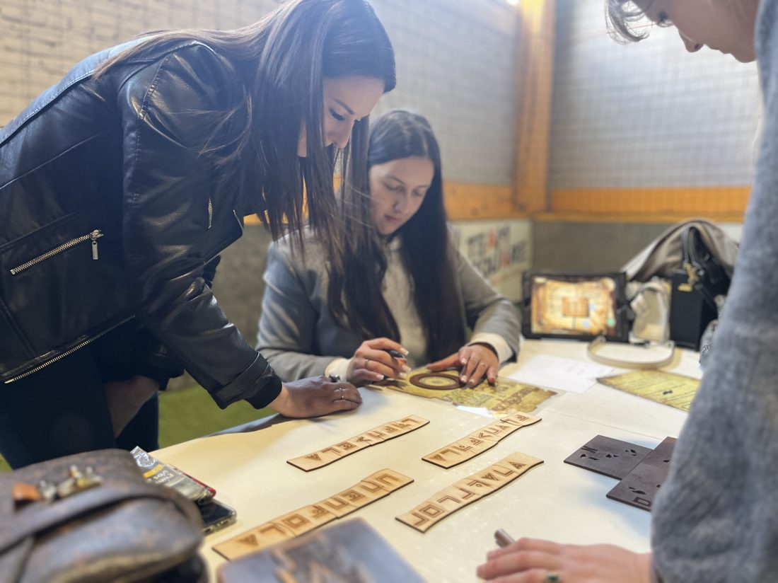 Un groupe résout une énigme pendant la Chasse au Trésor chez Team Square